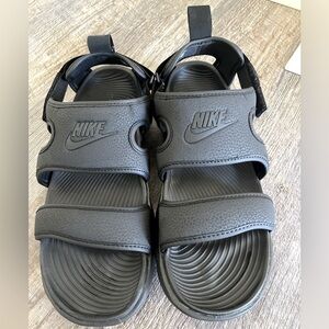 Nike Owaysis sandals in like new condition.